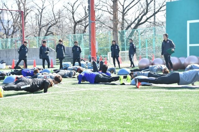 昨日は川崎との練習試合後のクールダウンだけであったが、今日の練習は野崎アスレチックトレーナーの下で体幹トレーニングからスタートした。