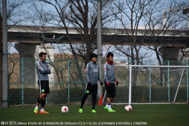 練習開始前に、興梠慎三選手とズラタン選手、李忠成選手が真剣な表情を浮かべて、ライン際にピタリとボールを止めるライン寄せゲームに挑戦。