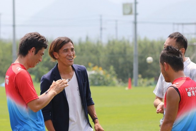 8月3日午前中、ガンバ大阪から期限付き移籍で加入した小椋祥平が練習場を訪れ、練習終了後にチームと顔合わせ。「どんどんイジってください」と挨拶していた。