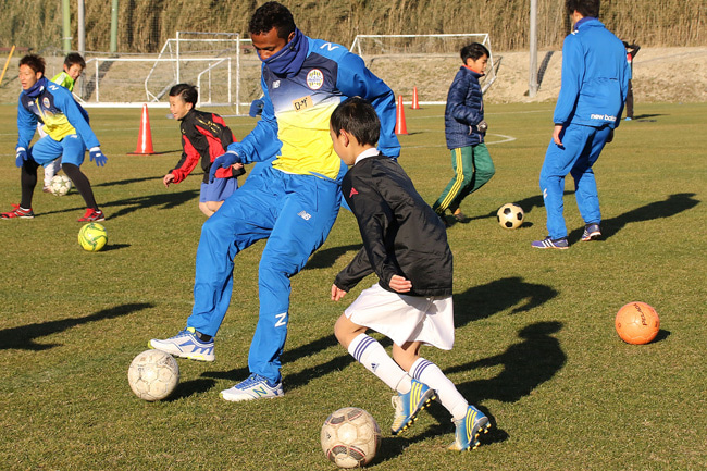 新加入選手達もサッカー教室に参加。 ディエゴ・ローザは小学生に囲まれても巧みに交わしていた。