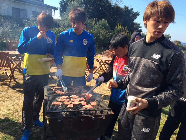 こちらのコンロは川西翔太と中村隼が焼き担当。慣れた手つきで肉を並べ、裏返していた。