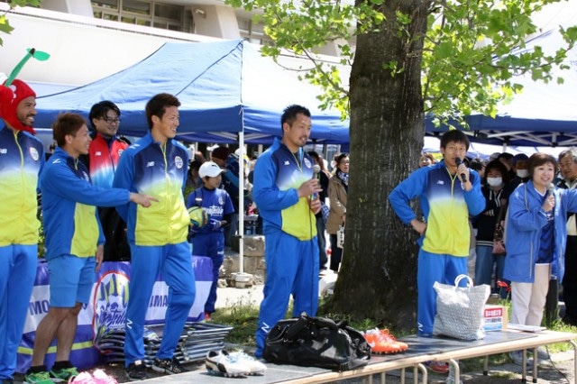 チャリティオークションの様子。松岡亮輔と他の選手が掛け合いながらオークションを盛り上げた。