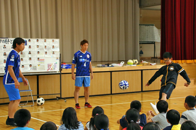 『ちゃみ』１号２号がリフティングでプロの技を披露したあと、「夢はプロサッカー選手」と語った小学生と一緒にリフティング。